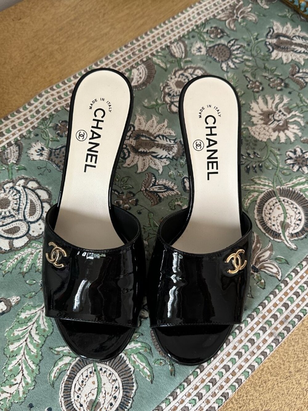 CHANEL patent leather pearl mules sandals 38 - Picture 4 of 14